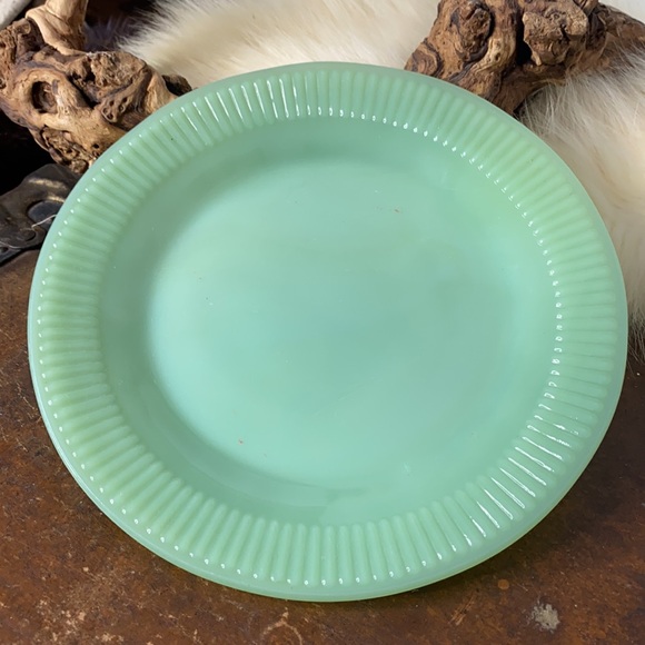 . Vintage Green Jadeite Glass Plate - Collectible Green Milk Glass Salad Dish 8" - Picture 4 of 6